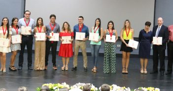 Ciencias Naturales honra a sus estudiantes del cuadro de honor Estudiantes del cuadro de honor 2017-2018 posando con sus certificados