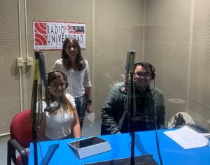 Foto los estudiantes Nitzkel Rodríguez Quiles y Joseph Rivera Meléndez junto a la profesora Elsa Pinto en los estudios de Cadena Radio Universidad