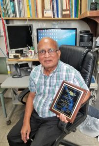 Dr. Ram S. Katiyar mostrando el premio que le fue otorgado