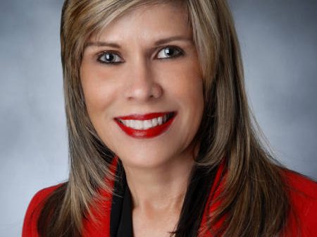 Dra. Ingrid Montes exhorta a niñas a explorar las ciencias en profundidad